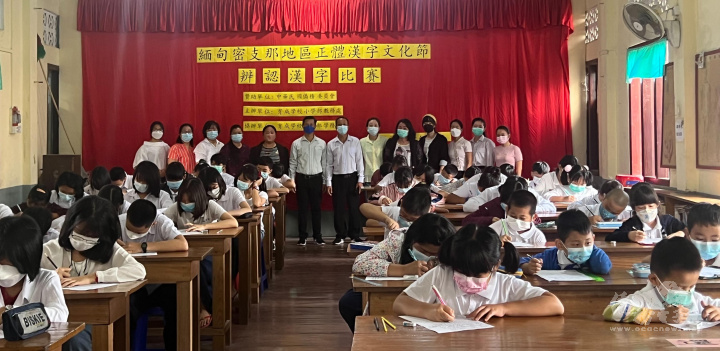 密支那育成學校校長尹勝邦(左7)、副校長彭安靖、秘書釧有芬、小學部教務主任車同秋、學務主任段生芬以及參賽學生家長到場觀賽