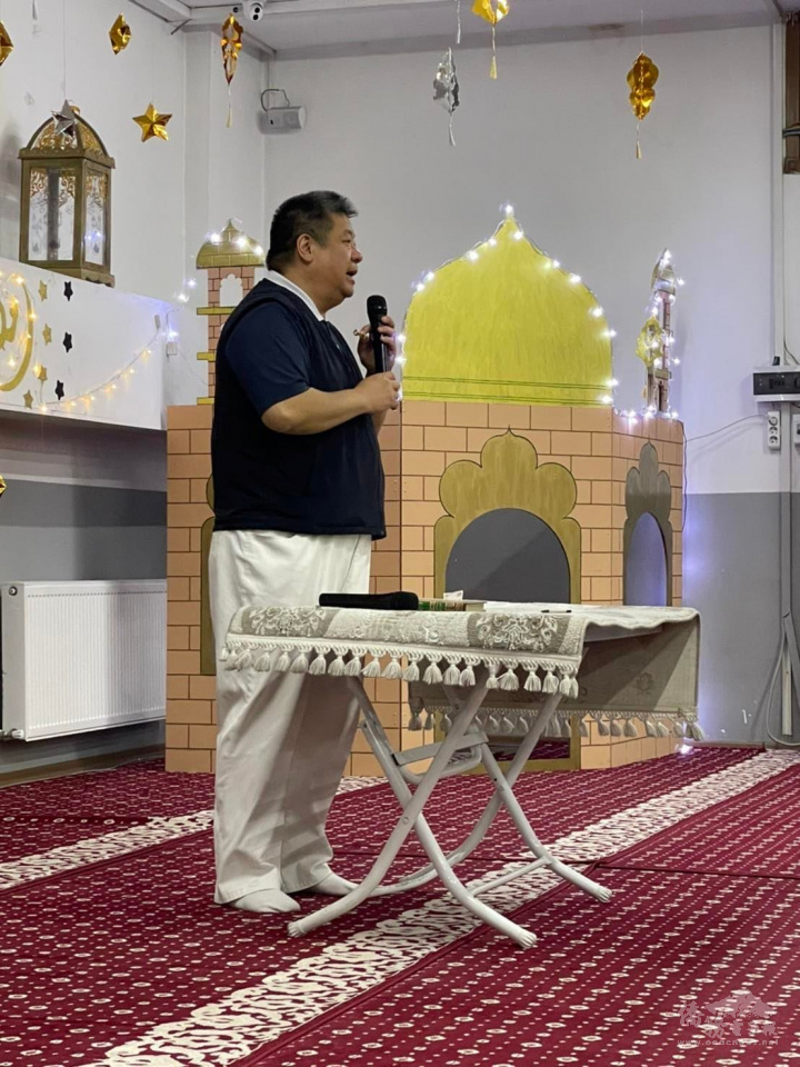 志工胡光中希望大家日存一毛錢，日行一善