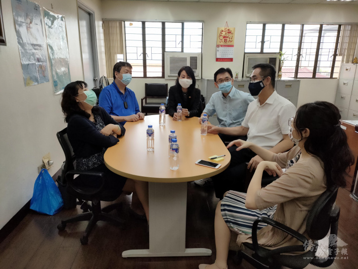 蔡懷強向出席的菲律賓臺商總會幹部介紹菲華消防救災聯合總會本年度消防月的各項活動