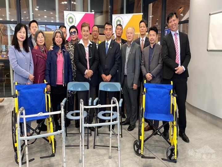 僑領到場共同見證捐贈儀式