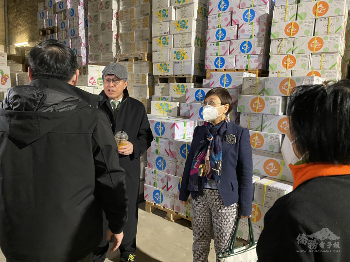 賴明錦帶領參觀位於柏林Neukölln地區的原物料倉庫