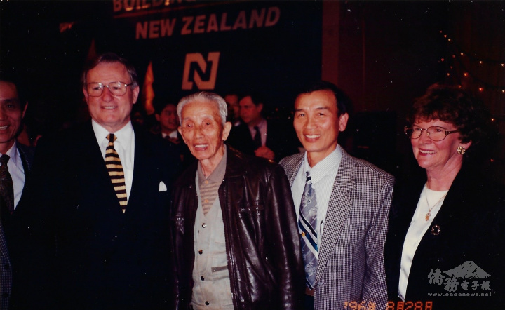 陳全木(右二)與父親(中)和1996年時任紐西蘭總理的PM Jim Bolger賢伉儷合影