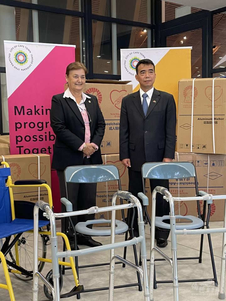 處長林映佐(右)與開普敦市議長蒲綺絲（Felicity Purchase）(左)共同主持輪椅等醫療器材捐贈儀式