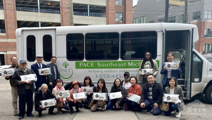 底特律僑界急難救助協會會長盧曼菁(第1排右5)、密州州參議員張理(第1排右4)及PACE Southeast Michigan照護中心經理Sicily Baker(第2排右3)與出席僑團代表合影