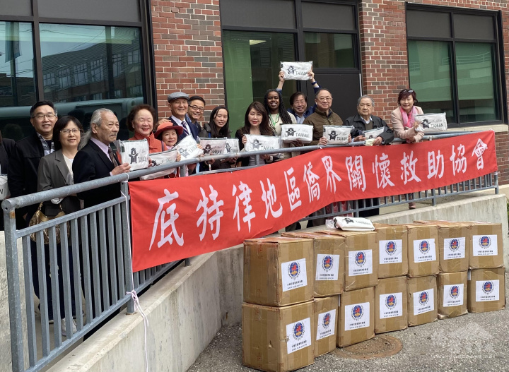 底特律僑界急難救助協會會長盧曼菁(右6)、密西根州州參議員張理(右7)及密州各僑團代表捐贈僑委會愛心能量包給PACE Southeast Michigan照護中心，由經理Sicily Baker(右5)代表接受