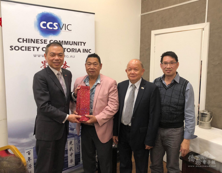 劉國強主席(右2)、黃肇聰副主席(右1)邀請林起文處長(左1)一同致贈協辦單位「墨爾本中華青年會」會長劉文灼(左2)禮物