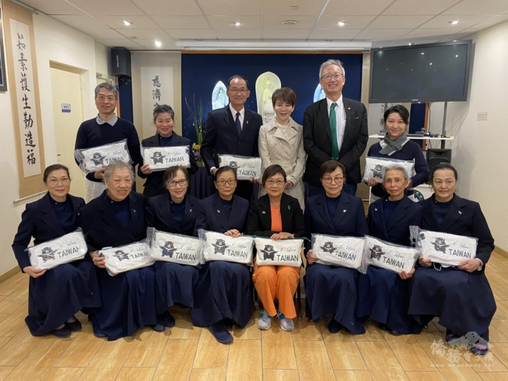 僑務委員會副委員長徐佳青(前排右4)拜訪位於巴黎13區的慈濟基金會法國分會，受到該分會負責聯絡人黃行德僑務諮詢委員(後排左3)、曾金華僑務諮詢委員(前排左4)及慈濟師姐們的熱烈歡迎