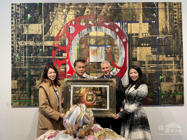 王劭文夫婦購買臺灣藝術家林世寳(左二)的作品「黄金年代」