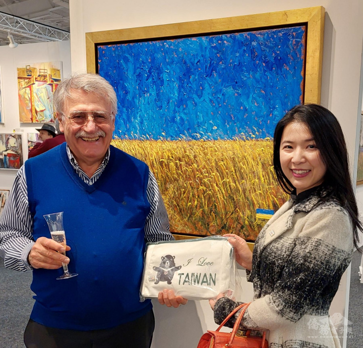 王劭文(右)將僑委會臺灣黑熊防疫包贈送給藝術家 Samir Sammoun