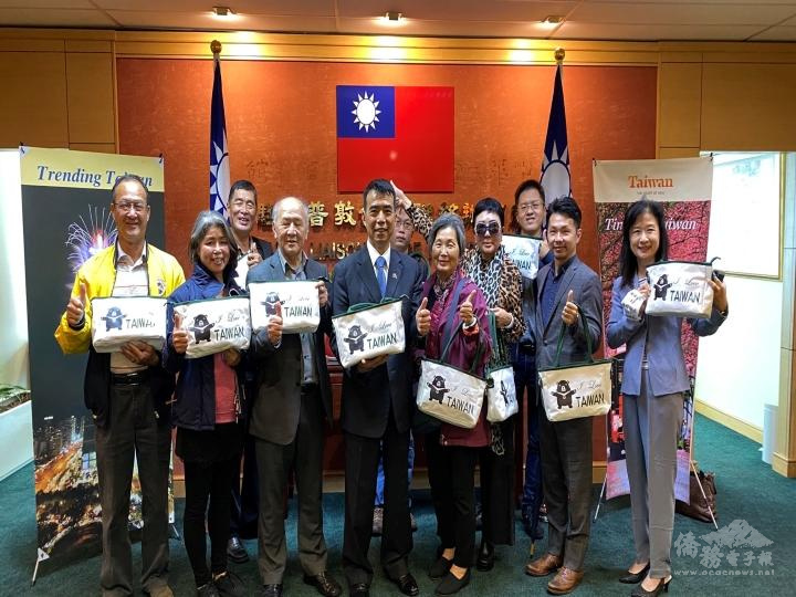 林映佐於輪椅捐贈典禮後代表僑務委員會致贈出席僑領「熊愛臺灣-愛心能量包」