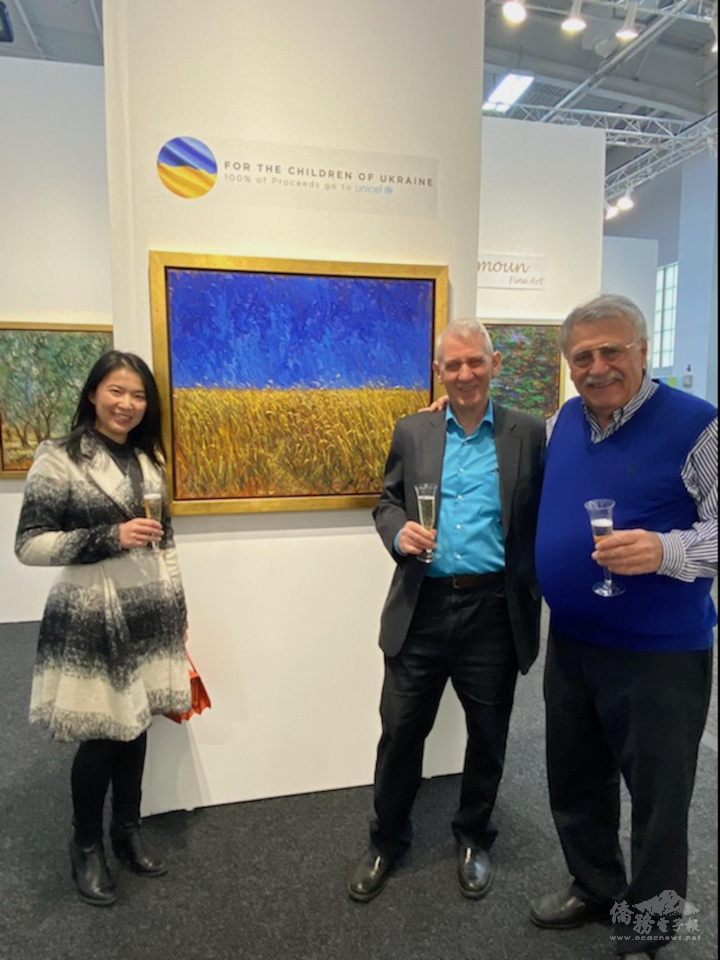 王劭文、Dan Neal 和 Samir Sammoun (由左至右) 於畫作「和平」前