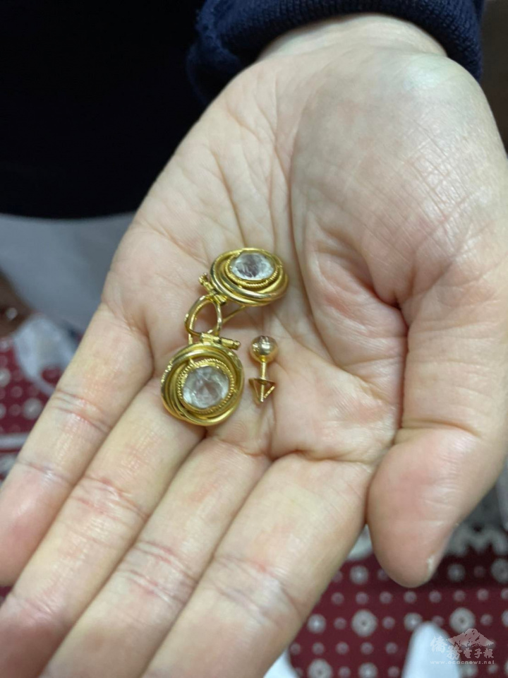 有位婦人現場捐贈一對珍藏的金耳環