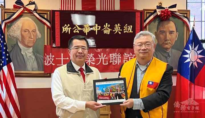 波士頓榮光會理事長袁建業(右)送紀念照給華府退伍軍人事務組組長倪邦臣(周菊子攝)