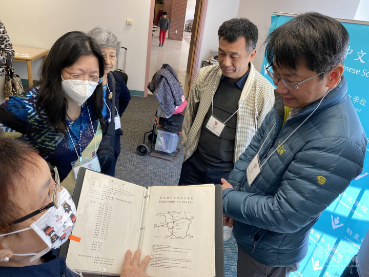 前校長許淑芬翻開珍貴的校史資料，分享中文學校的沿革