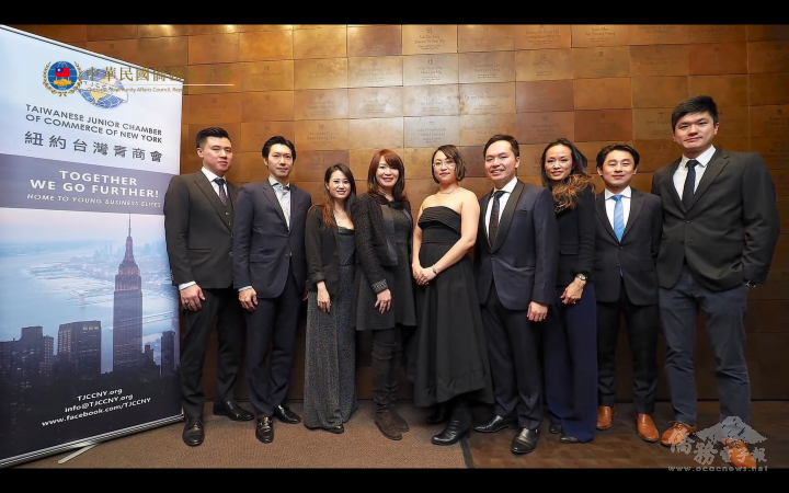 林維洋(右4)與紐約臺灣青商會的夥伴們致力於推動臺裔青年交流互惠、連結資源、發展職涯及創造商機。