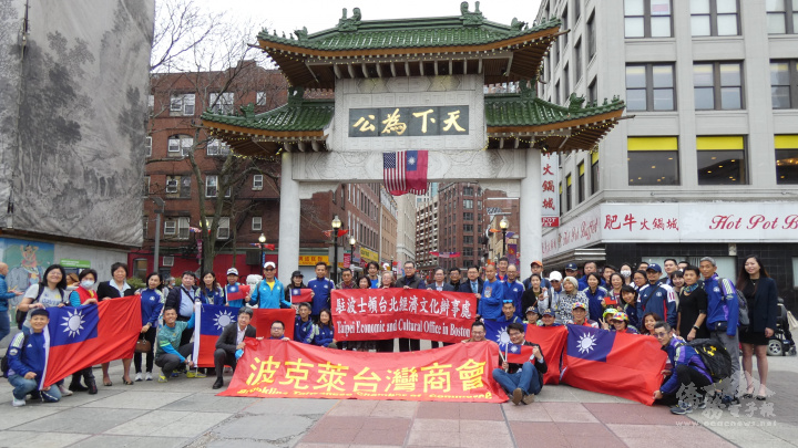波克萊臺灣商會、波士頓辦事處和來自臺灣的波士頓馬拉松賽跑者大合影
