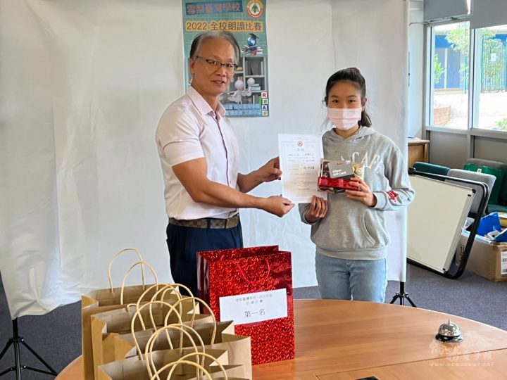 西北校區第一名同學歡心鼓舞