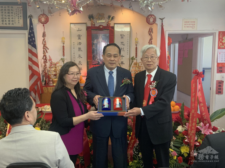 羅省伍胥山公所舉行2022年祭祖典禮中黃敏境處長致贈臺灣茶葉禮盒予公所