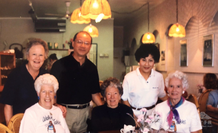 邀請健走隊友至臺灣人開的餐廳用餐