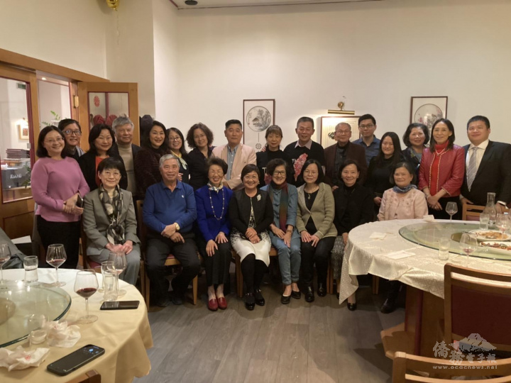徐佳青與奧地利僑務諮詢委員、僑務顧問、僑務促進委員、資深僑領及僑團於座談會後合影
