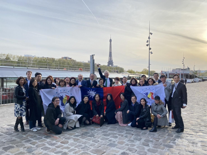 僑務委員會副委員長徐佳青、駐法國代表處大使吳志中與法國臺灣商會及法國臺灣商會青商組於塞納河畔合影
