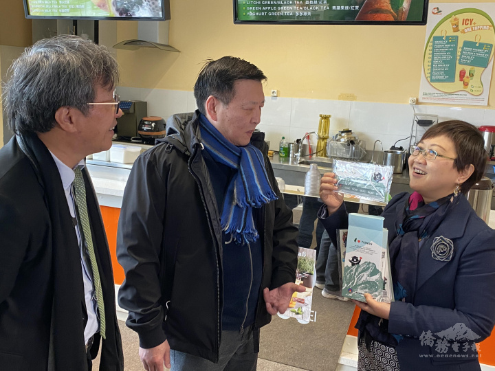 徐佳青向臺商介紹僑委會防疫口罩