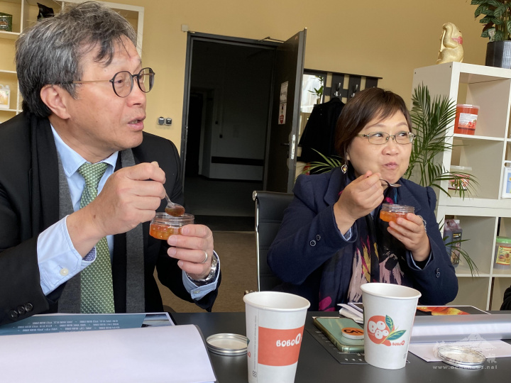 駐德大使謝志偉（左）、僑委會副委員長徐佳青(右)品嚐歐洲銷售第一臺式飲配料「爆爆珠」