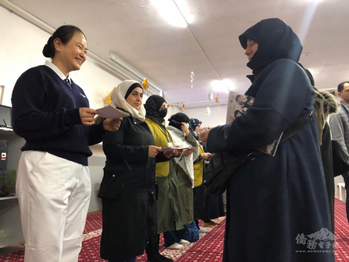 志工周如意懷著感恩的心情，發放補助金給敘利亞鄉親