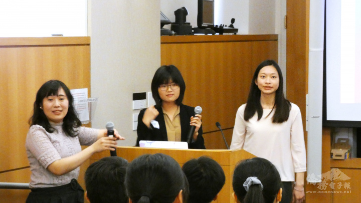 主持人許祐湉(左)和謝郁俐(右)主持問答環節，吳宛霓回答問題