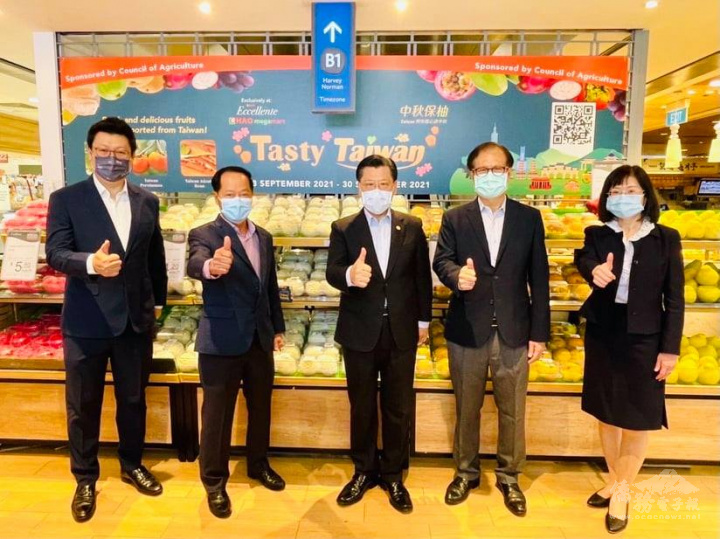梁國新(中)應邀出席Hao Mart超市舉辦｢美味臺灣Tasty Taiwan｣農產品促銷活動，與僑務委員施至隆(右2)、新