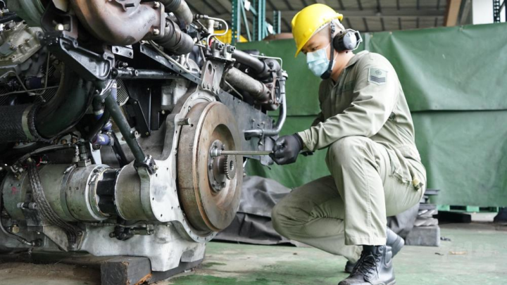 陸軍4支部高雄聯保廠戰、甲車引擎修復作業。（高保廠提供）