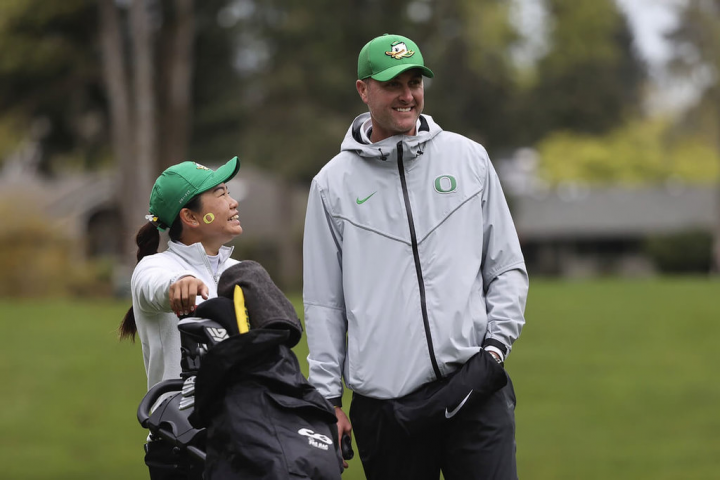 俄勒岡大學大三生、來自台灣的高球選手陳靜慈（左）參與2022太平洋12校聯盟錦標賽，在總教練萊德利指導下，為校隊獲得團體冠軍獎盃。（林子涵提供）