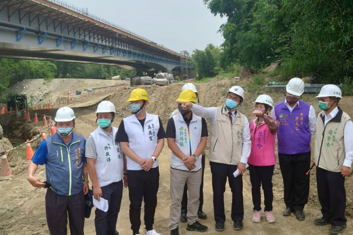 台南市長黃偉哲（右4）6日視察「關廟區砲校10米聯外道路延伸暨新仁橋改建工程」，並聽取地方民眾意見。