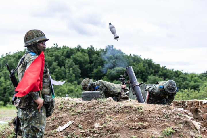兵器連實施120迫砲訓練彈射擊。（軍聞社記者周力行攝）