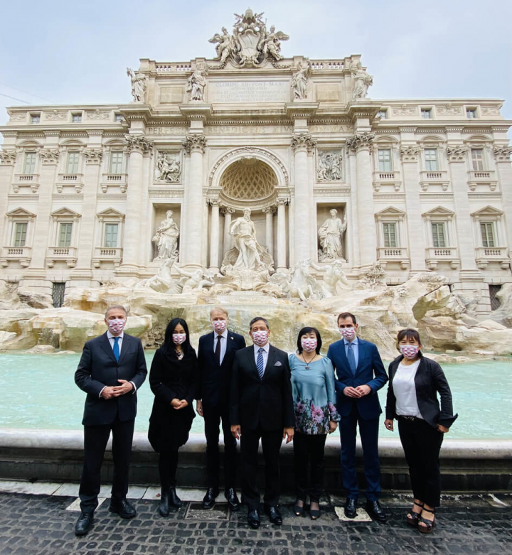 在駐義大利代表李新穎（中）的發起下，義國會友台協會主席馬蘭參議員（左3）、副主席迪馬尤眾議員（右2）、副主席帕賈諾眾議員（左），以及僑務顧問王美紅（右3）、羅馬中文學校校長湯美快（左2）及義大利羅馬台灣同鄉會會長羅容珍（右），齊聚許願池噴泉前，祈願台灣參與世衛。（駐義大利代表處提供）