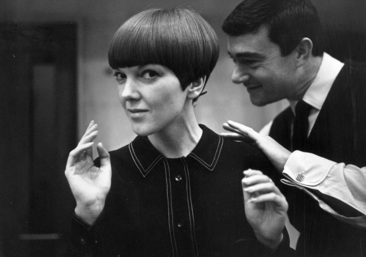 1960年代英國代表性時尚設計師瑪莉官（Mary Quant）（左）從倫敦精品服飾店芭札爾（Bazaar）出發，被人們視為迷你裙風潮推手，英國維多利亞與亞伯特博物館為她策畫「瑪莉官：時尚革命者」巡迴展，28日起將在台北市立美術館登場，呈現瑪莉官的經典代表作。（北美館提供）