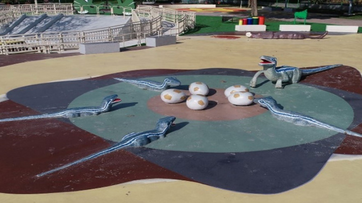 新北市政府高灘地工程管理處11日表示，將在大漢溪水岸結合茉莉花故鄉，打造浮洲恐龍雕塑遊戲區，預計5月下旬完工，提供全年齡的共融休憩場所。（新北高灘處提供）