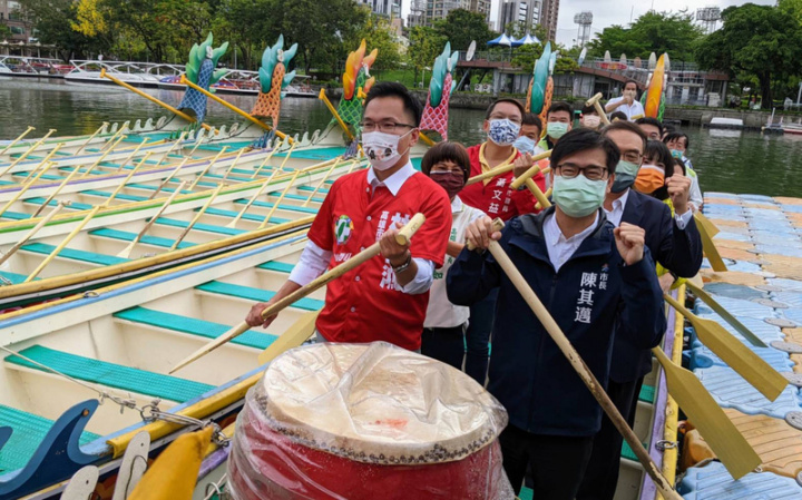 愛河端午龍舟嘉年華將登場，高雄市長陳其邁（前右）與多名高雄市議員26日出席龍舟點睛開光祈福儀式，並登上龍舟合影。