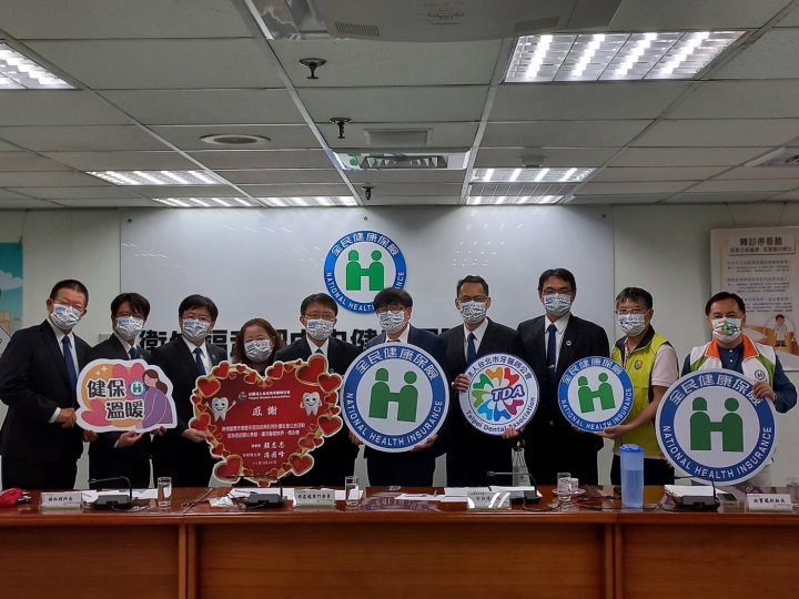 健保署李伯璋署長與台北市牙醫師公會捐款代表7人合影