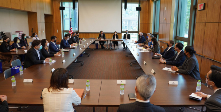 立院外交及國防委員會今天拜訪AIT，討論台灣參加世界衛生大會與美台軍售等議題。（立委江啟臣辦公室提供）