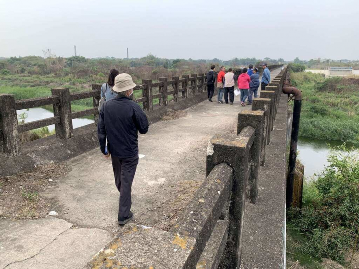走過百年的嘉南大圳水利系統擁有7座渡槽橋，其中6座被指定為台南市定古蹟。圖為「嘉南大圳八掌溪渡槽橋」橋面。（台南市文化資產管理處提供）