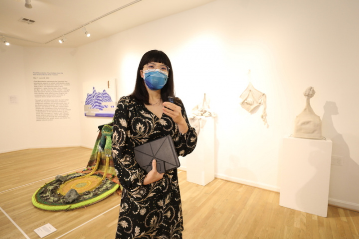 高雄市立美術館去年7月推出「泛．南．島藝術祭」，其中4組台灣當代原住民藝術家作品獲選在華府展出。策展人徐柏涵6日出席展覽開幕式，向觀眾解說作品背後創作理念。