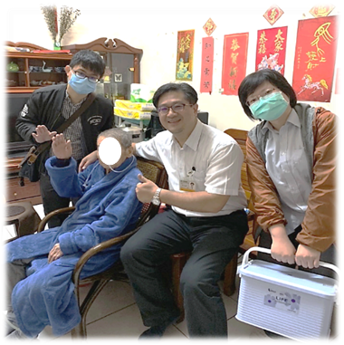 中醫師照護團隊至不便外出就醫之患者家中提供居家醫療(照片提供/立仁中醫診所)