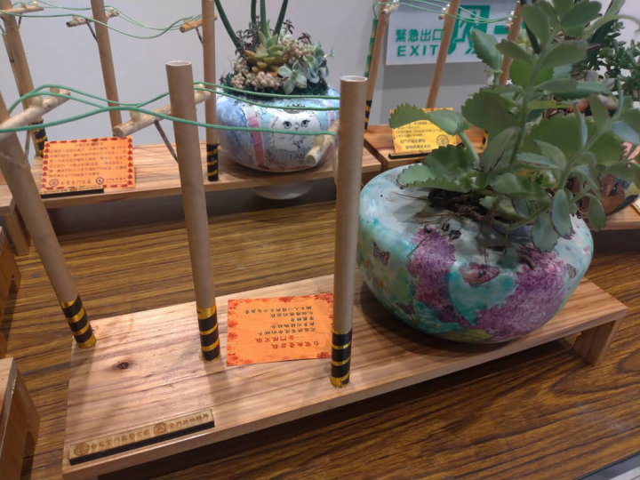 台電金門區營業處捐贈家扶中心的礙子盆栽，31日起義賣。家扶中心說，盆栽除有療癒效果，底座上烙有台電金門營業處及林務所限定燒製印記，更有紀念意義。（金門家扶中心提供）