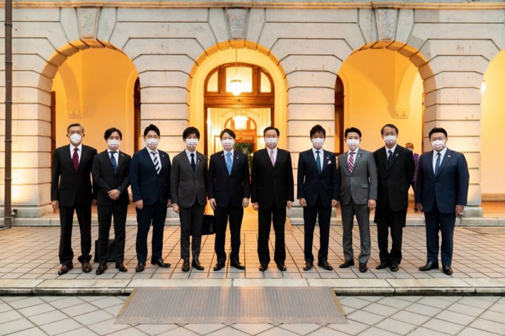 外交部長吳釗燮（右5）與日本自民黨青年局訪團在台北賓館合影。（外交部提供）