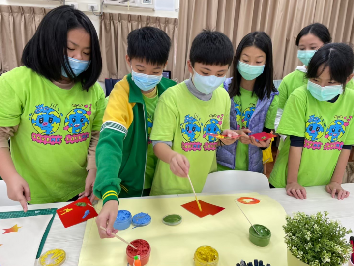 臺北市新興國中「設計與我零 距離」DIY型染調色盤創作體驗。