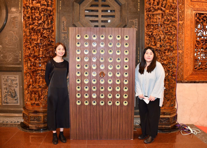 台灣科技大學設計系舉行畢業展，學生為廟宇設計光明燈點燈互動作品，透過系統輸入名字，就能藉由旋轉的燈光輔助尋找顯示自己名字的光明燈。（台科大提供）