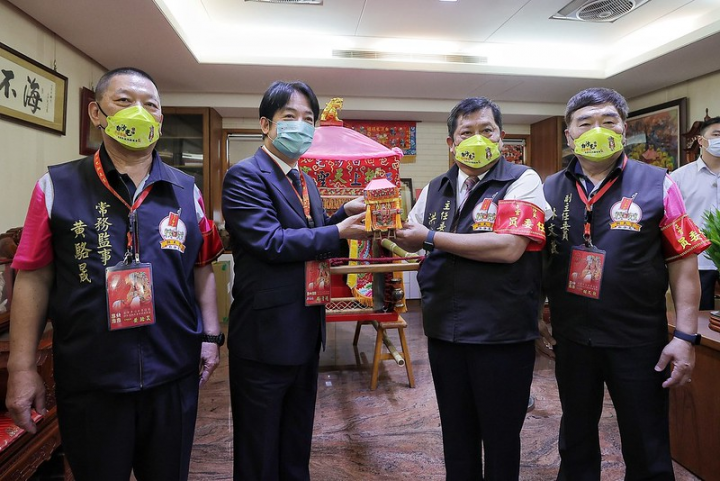 副總統參拜「白沙屯拱天宮」