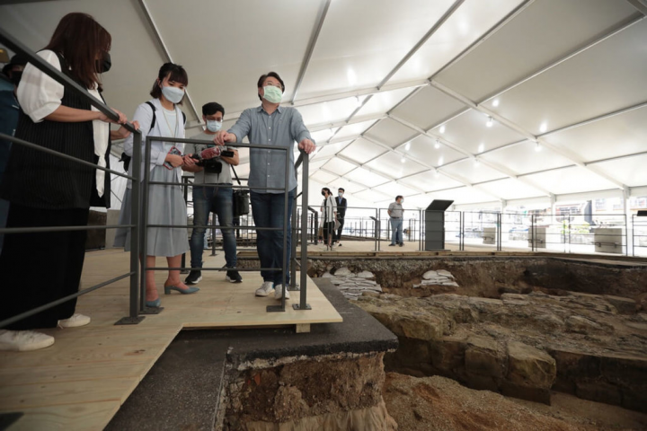 基隆市和平島的「西班牙諸聖教堂考古遺址」，市府以「現地即展場」概念布展，將首次在6月10日至19日舉行的城市博覽會亮相，市長林右昌（右前）30日搶先開箱。（基隆市政府提供）