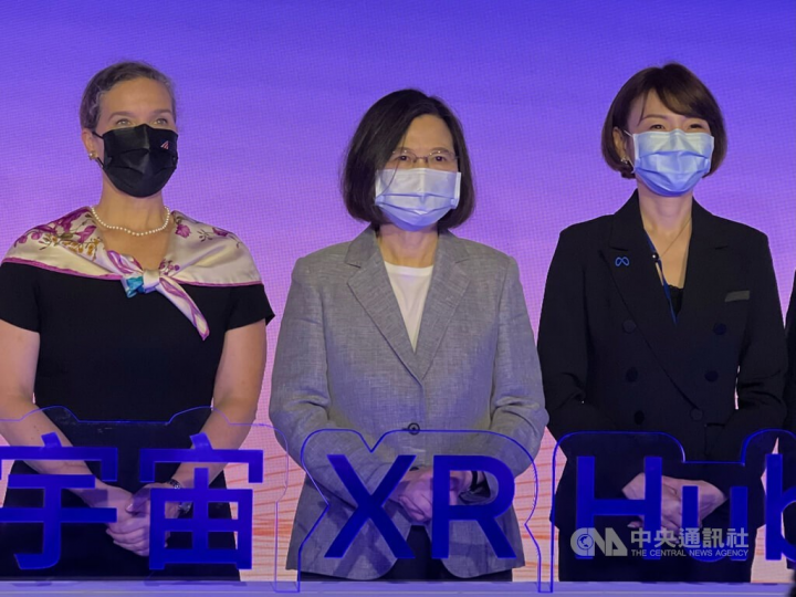From left: AIT Director Sandra Oudkirk, President Tsai Ing-wen and Stephanie Chu, head of Meta in Greater China at the lanuch ceremony in Taipei. 